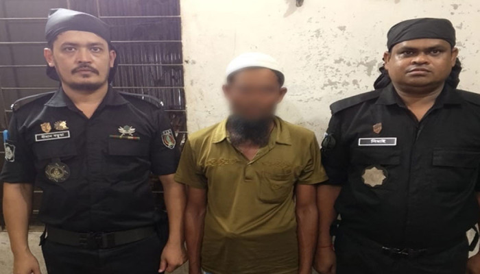 রোহিঙ্গা ক্যাম্পে অস্ত্রসহ আরসা সন্ত্রাসীকে আটক করেছে যৌথ বাহিনী।