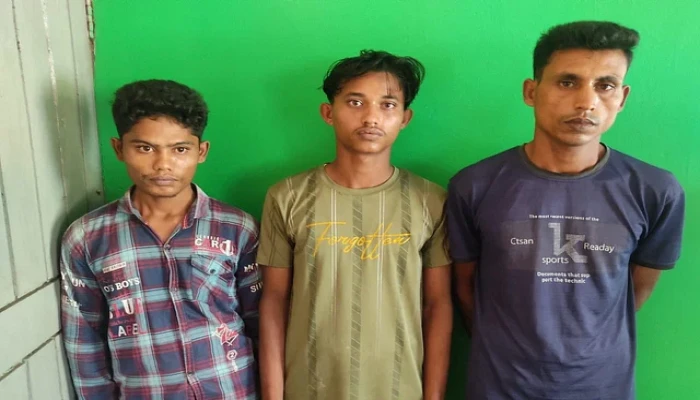 সন্দ্বীপে জনতার হাতে ধরা  পড়ে তিন রোহিঙ্গা