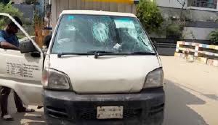 দিনের বেলায় চাপাতি-ছুরি ঠেকিয়ে ছিনিয়ে নিলো ১২ লাখ টাকা