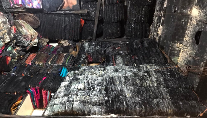 লাকসামে ভয়াবহ অগ্নিকাণ্ডে লালটিপ বস্ত্র বিতান পুড়ে ছাই ক্ষতিগ্রস্ত ব্যবসায়ী দিশাহারা