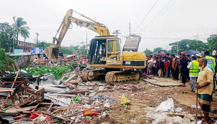 বাসস্ট্যান্ডের অবৈধ স্থাপনা উচ্ছেদে সওজের অভিযান
