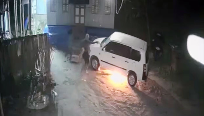 গভীর রাতে গাড়িতে দুর্বৃত্তদের আগুন, সিসিটিভিতে ধরা পড়ল পুরো ঘটনা