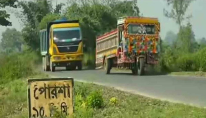 নওগাঁ পোরশা সড়কে ডাকাতি আতঙ্ক— অস্ত্রের মুখে লুটে নিচ্ছে সর্বস্ব