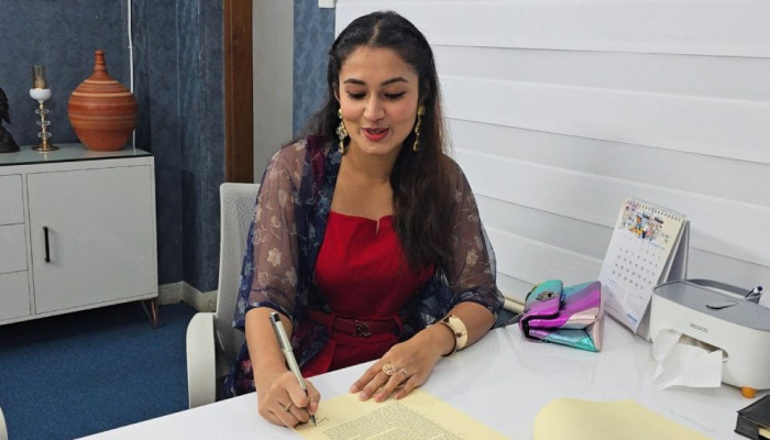 শাকিবের সিনেমায় নাম লেখালেন ফারিণ