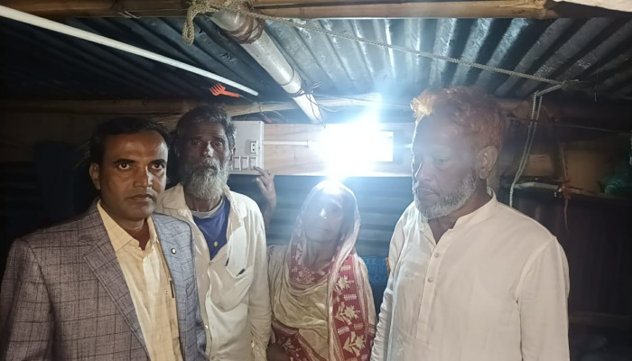 দীর্ঘ দুই দশকের অন্ধকার শেষে আলো, স্বেচ্ছাসেবক দলের নেতার ব্যক্তিগত উদ্যোগে বিদ্যুৎ সংযোগ.