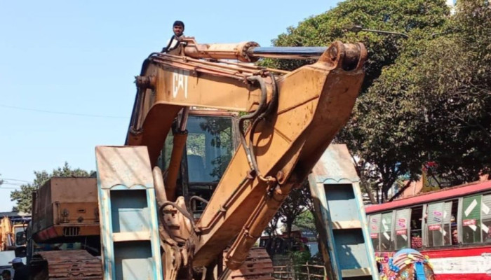 বুলডোজার ফেলে পালিয়েছে চালক
