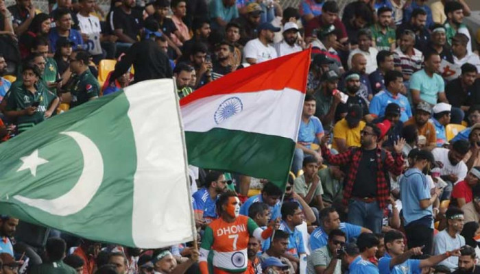 হ্যান্ডশেক কোলাকুলিতে উচ্ছ্বসিত ভারত-পাকিস্তান