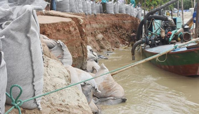 পদ্মায় ভেসে যাচ্ছে ৩৭৬ কোটির প্রকল্প