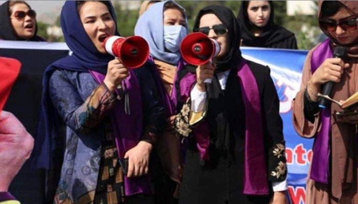 আফগান নারীরা বন্দুকের সামনে দাঁড়িয়ে বলতে শিখেছে 'অধিকার চাই'