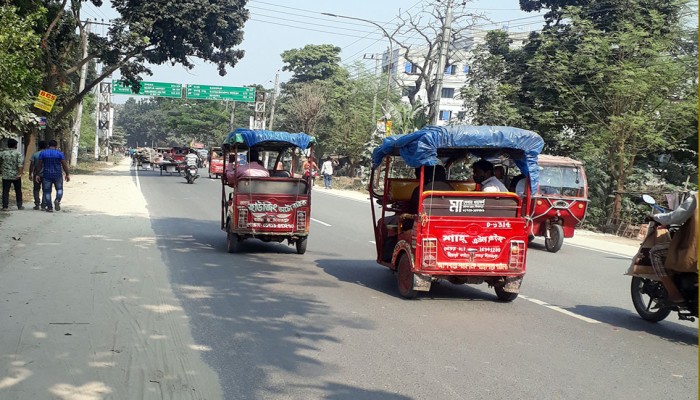 অটোরিক্সার দখলে দিনাজপুরের মহাসড়ক, দুর্ভোগ চরমে