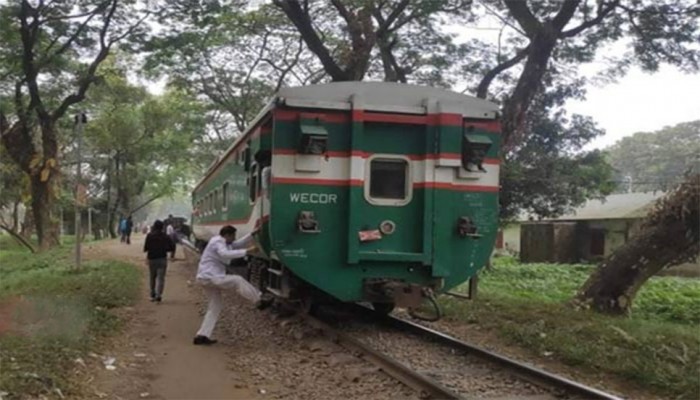 চলন্ত ট্রেন থেকে খুলে গেল বগি!
