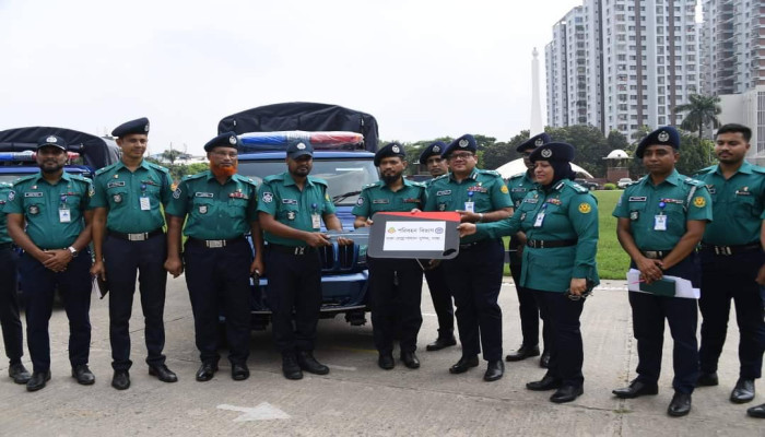 পুলিশের কাজে গতিশীলতা বাড়াতে ডিএমপির ৫০ থানায় যুক্ত হচ্ছে নতুন গাড়ি - হস্তান্তর ১০টি