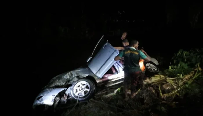 প্রাইভেট কার খালে, দুই পরিবারের  নিহত ৮ জন