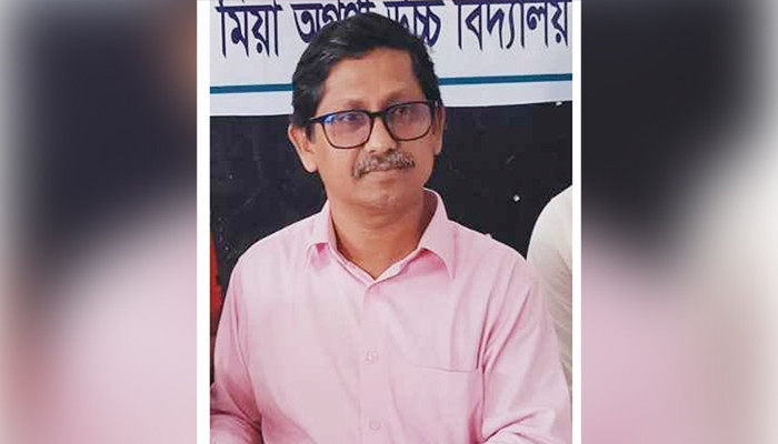 দুর্নীতির প্রতিবাদ করায় দুই শিক্ষককে চাকুরিচ্যুতির হুমকি, প্রধান শিক্ষকের আন্দোলন