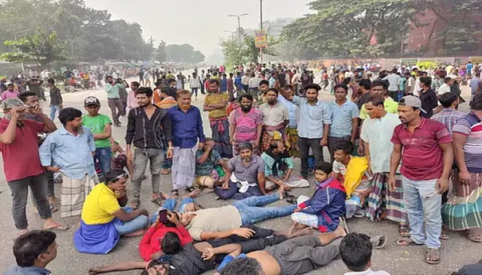 আগারগাঁওয়ে ব্যাটারি রিকশাচালকদের সড়ক অবরোধ, যান চলাচল বন্ধ