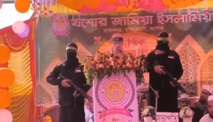 মুখ ঢেকে অস্ত্র হাতে মাদ্রাসায় বক্তব্যের ভিডিও ভাইরাল