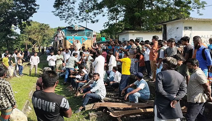 ময়মনসিংহ-৩ আসনে বিএনপির প্রার্থী পরিবর্তনের দাবিতে ট্রেন আটকে বিক্ষোভ