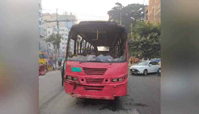 রাজধানীর বাড্ডা ও শাহজাদপুরে ২ বাসে আগুন, ধানমন্ডিতে ককটেল বিস্ফোরণ