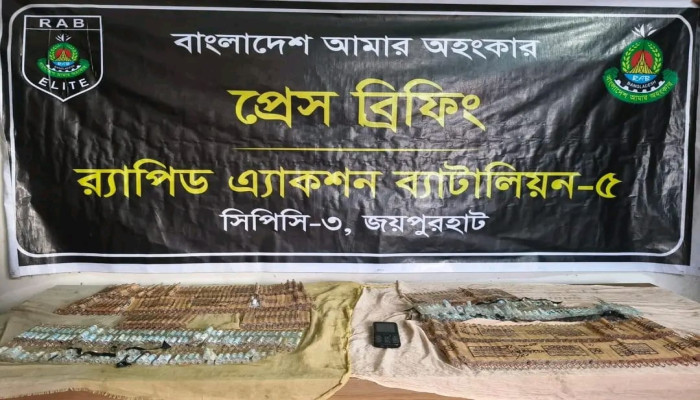 জয়পুরহাটে পুলিশের অভিযানে বিপুল পরিমাণ ইয়াবাসহ দুই মাদক ব্যবসায়ী গ্রেপ্তার.