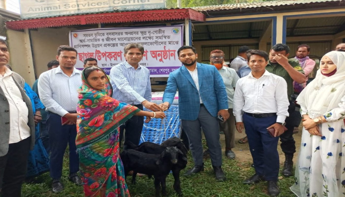 বগুড়া শেরপুরে ক্ষুদ্র নৃগোষ্ঠীর মাঝে ছাগল ও উপকরণ বিতরণ