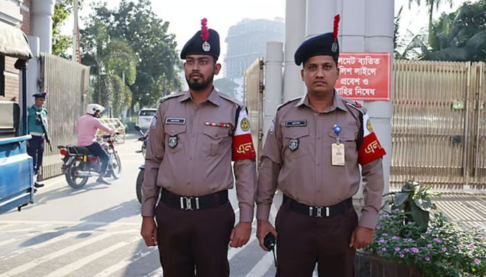 পুলিশের গায়ে নতুন পোশাক