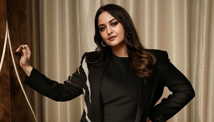 মসজিদ দেখে প্রফুল্ল সোনাক্ষী