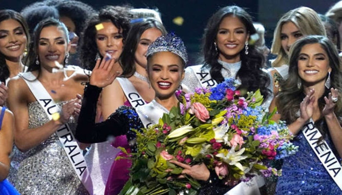 মিস ইউনিভার্স থেকে ২ বিচারকের পদত্যাগ