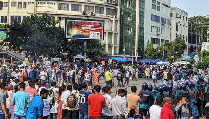 রাতে ঢাকা কলেজের শিক্ষার্থীদের সড়ক অবরোধ