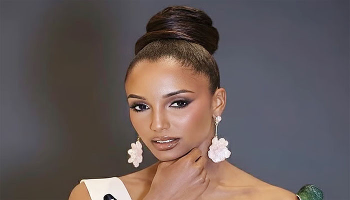 মিস ইউনিভার্সের মঞ্চ থেকে পড়ে আহত, এখনো আইসিইউতে প্রতিযোগী