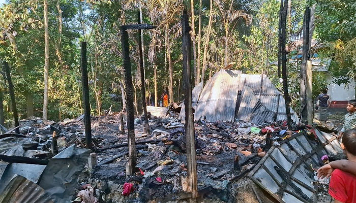 শর্টসার্কিটের আগুনে পুড়ে নিমিষেই শেষ হয়ে গেল দুইটি বসতঘর